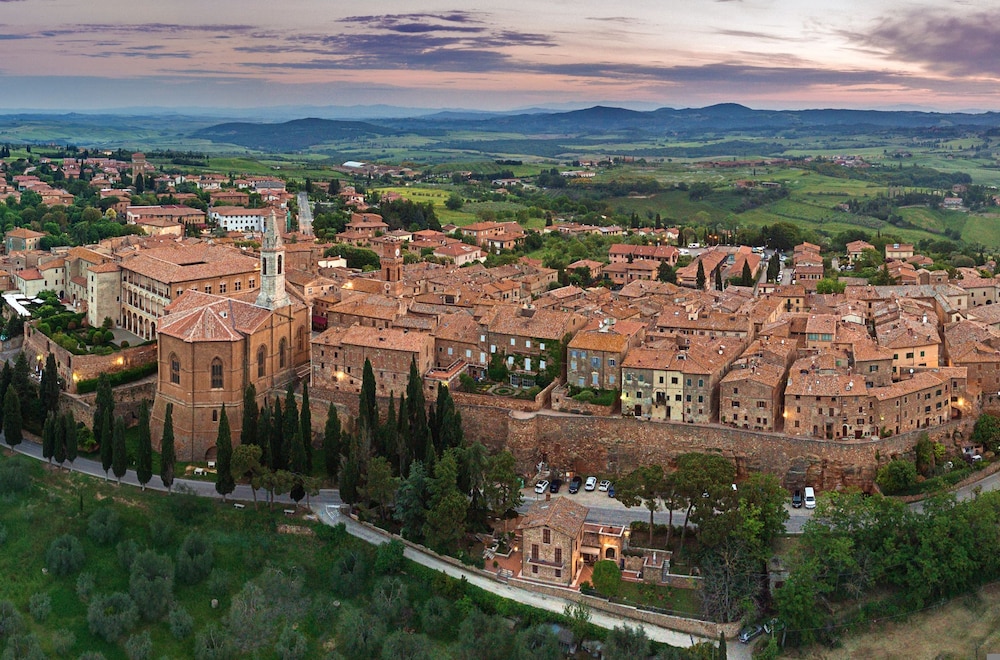 Home Rose Montepulciano Route view 4