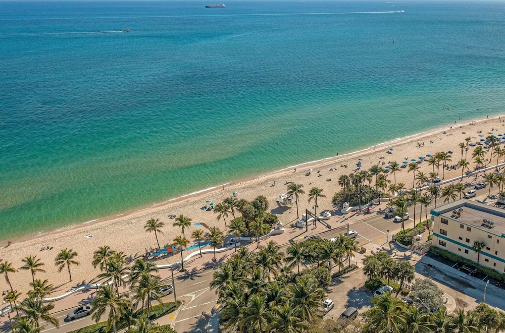 Beach Condo King Bed Lush Patio w BBQ Birch Key Six