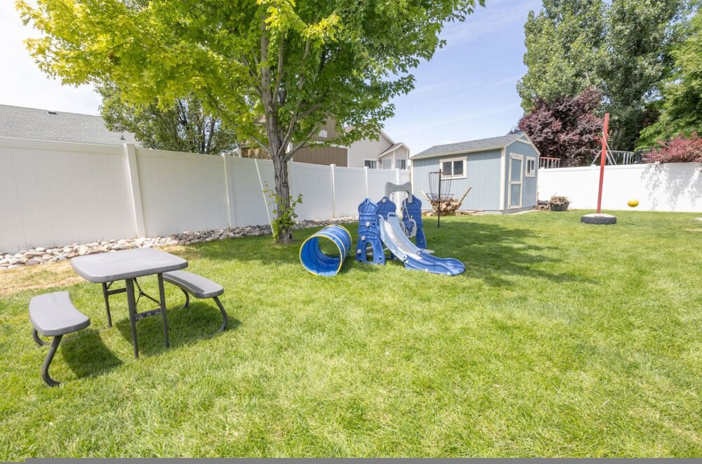 Farmington Gem 6BR Private Fenced Yard Sleeps 15