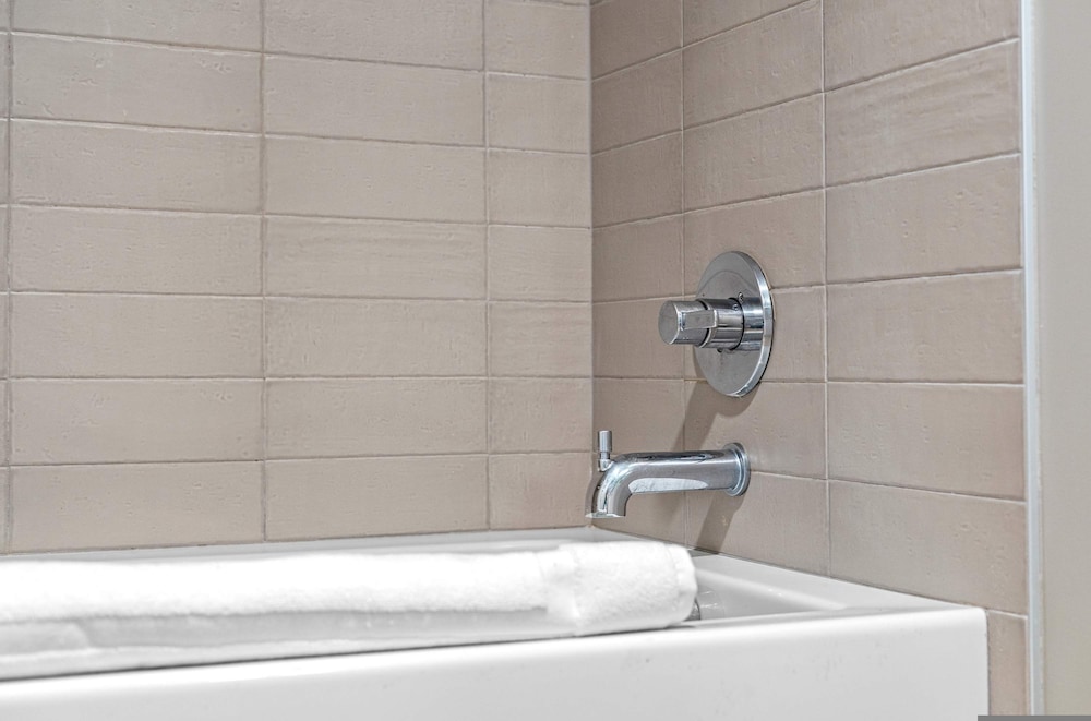 NEW Downtown Luxe King Suite Sauna Pool Access