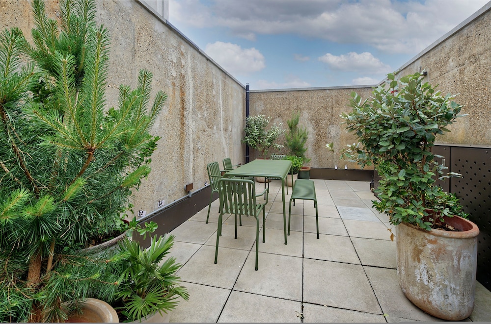 Elegant Two-bedroom Apartment in Vibrant Poplar