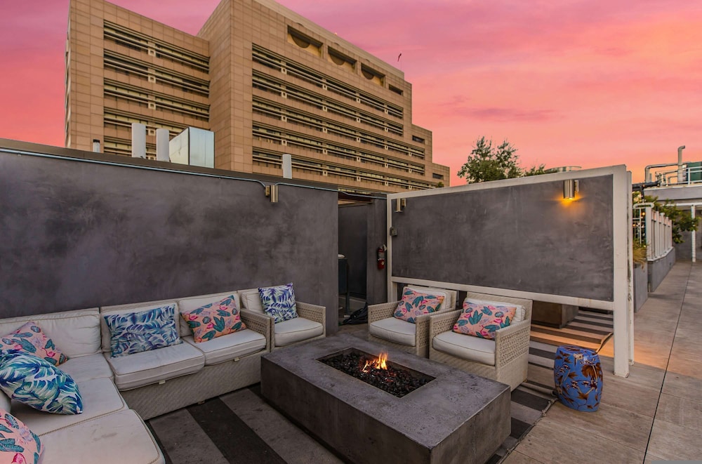Stylish Deluxe 1BR At HWH by Oneluxstay