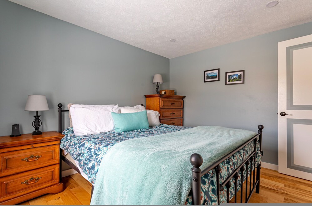 Ski Hike Lodge 5BR w Fire Pit Cozy Spaces