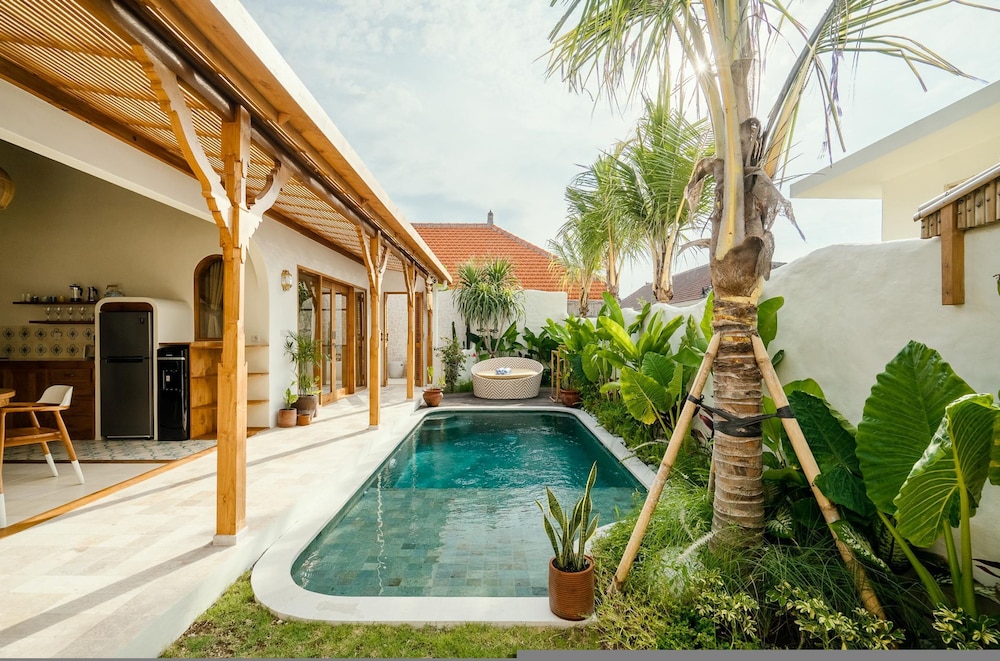 Villa Canggutopia 1 by Alfred in Bali - Tropical Hideaway 1BR Pool Villa Prime Location Canggu Beach