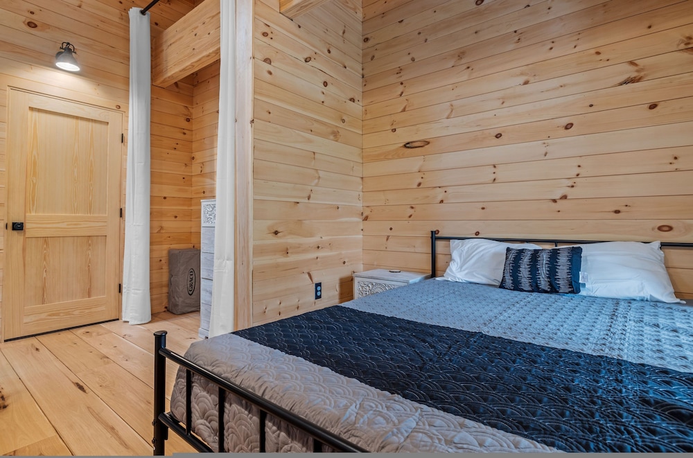 Ski Cabin w Hot Tub Gas Fireplace Near Cranmore