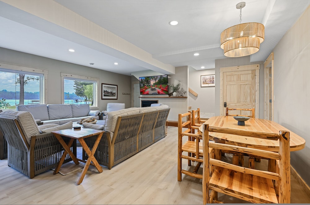 5 BR Family Hangout I Lake Views I Firepit