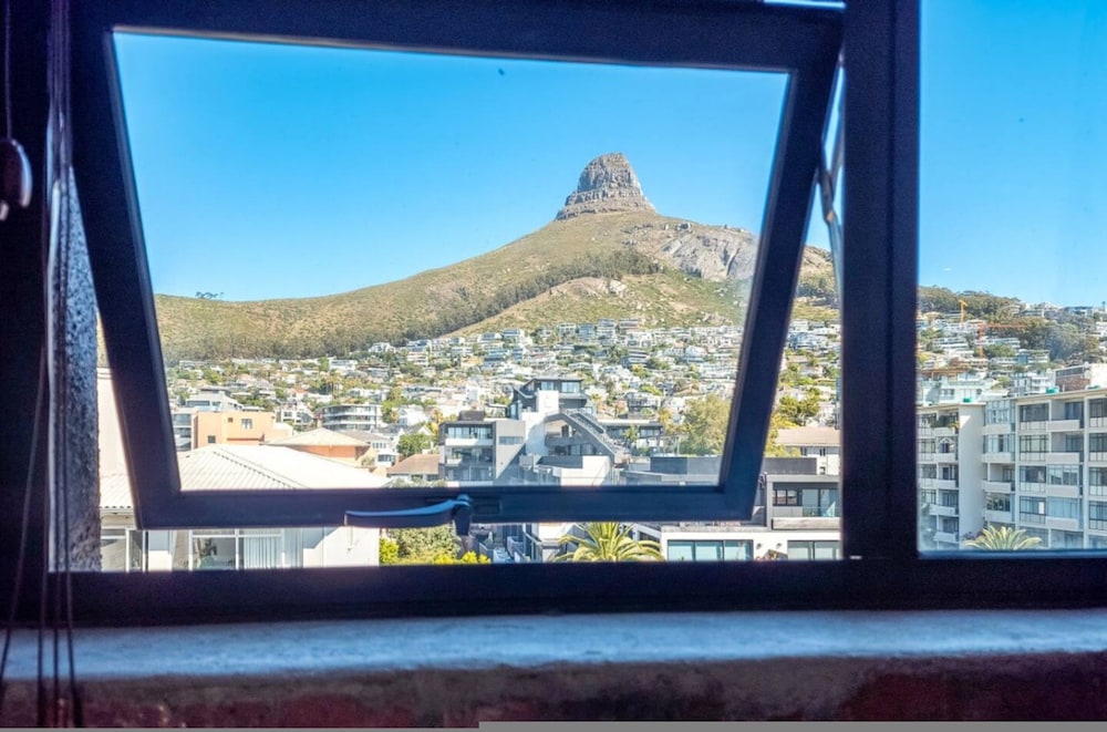Elegant Sea Point Retreat Splendid Views Wifi
