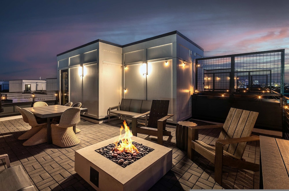 Luxe 4BR Retreat With Rooftop Fire Pit Garage