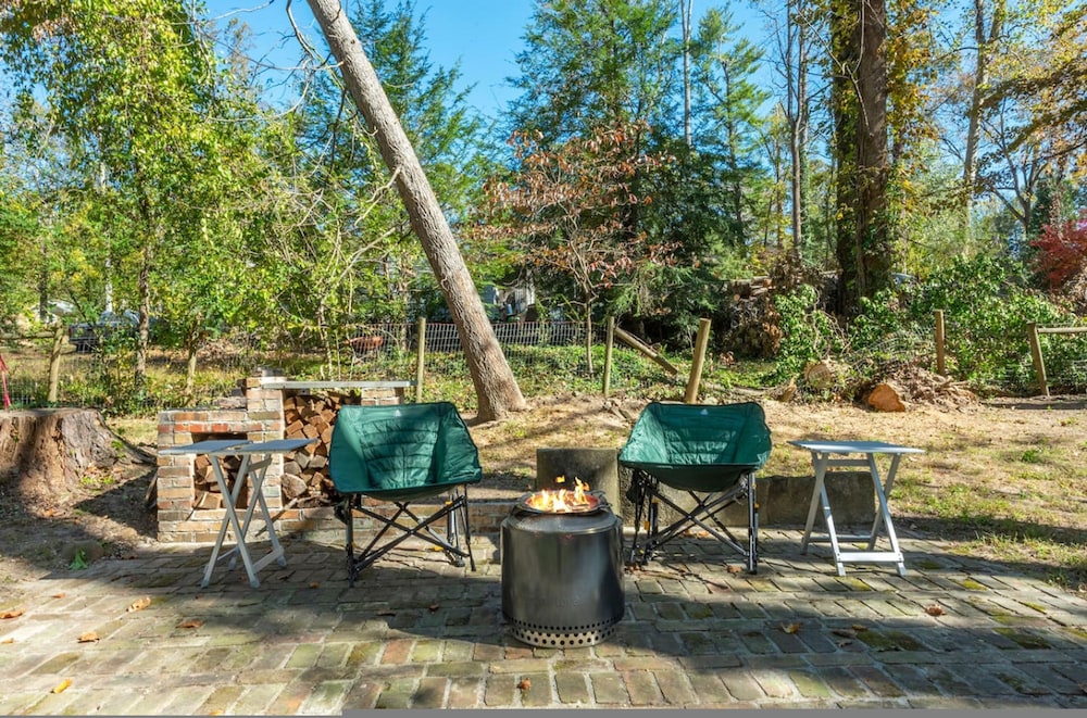 Historic Log Cabin Quiet Return to Simpler Days
