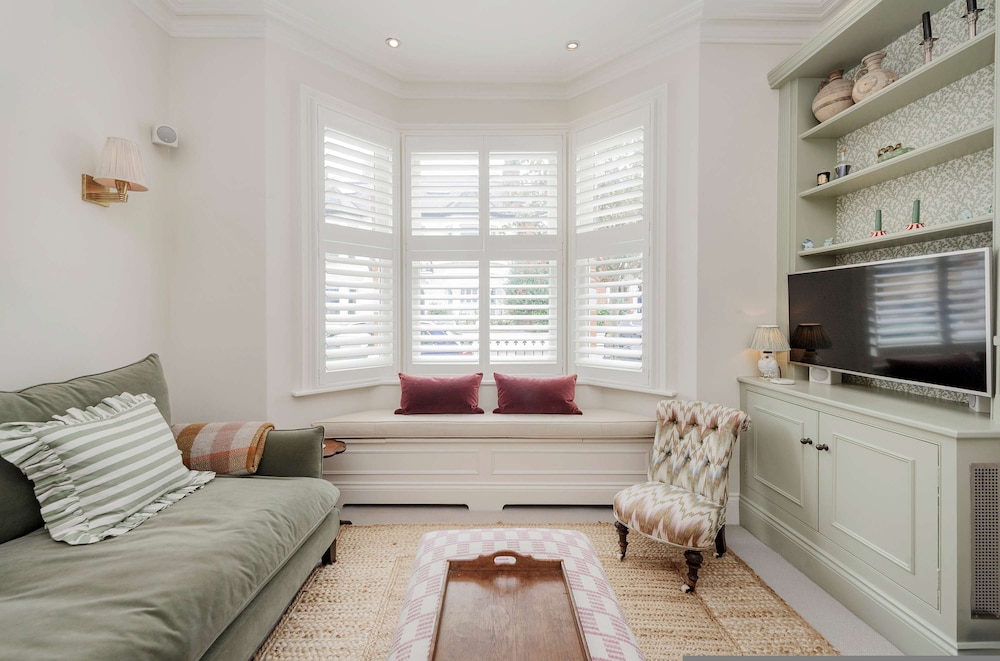 Stunning 4 bed Fulham Home With Garden