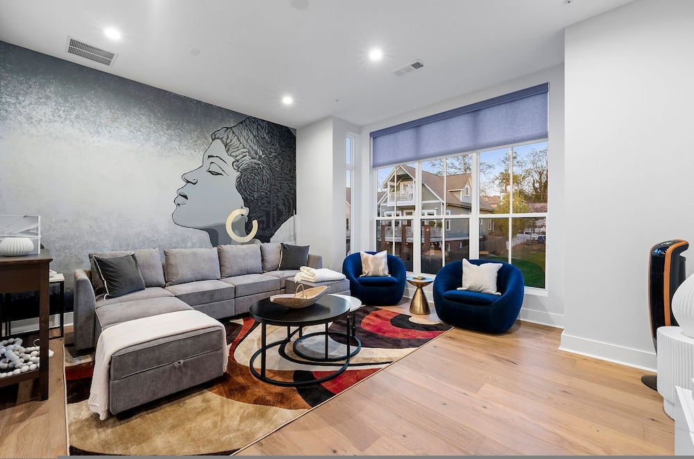 Stylish Midtown Home w Rooftop Views by Silverx