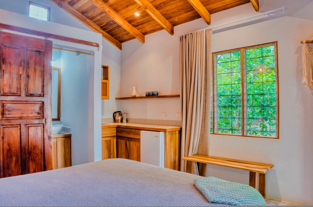 Casa Bonita - 5BR With Pool Walk to Beach