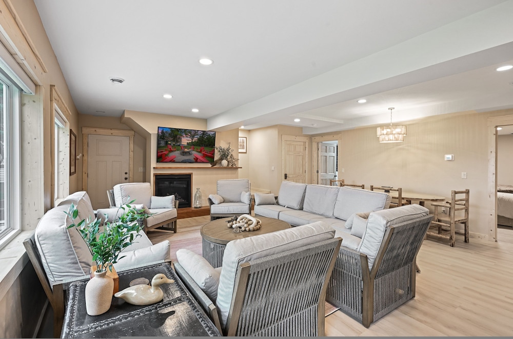 5 BR Family Hangout I Lake Views I Firepit