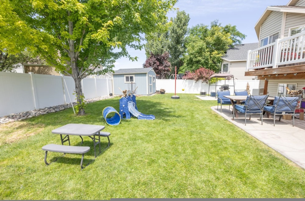 Farmington Gem 6BR Private Fenced Yard Sleeps 15