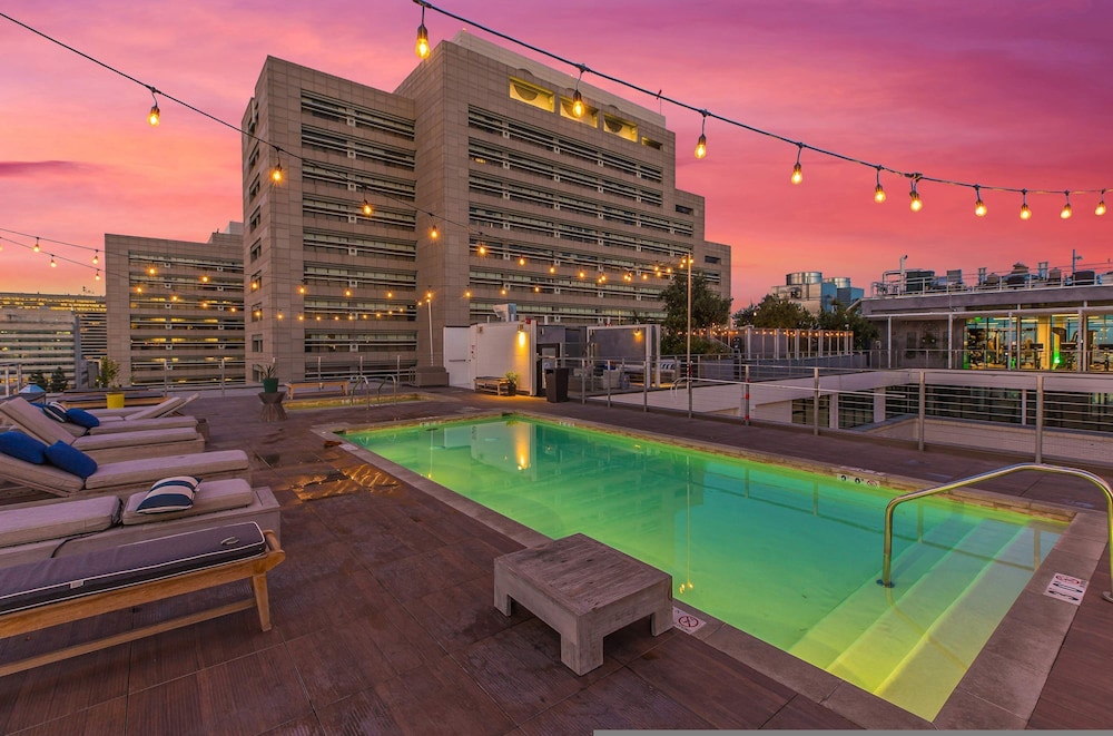 Stylish 2br/2ba At HWH by Oneluxstay