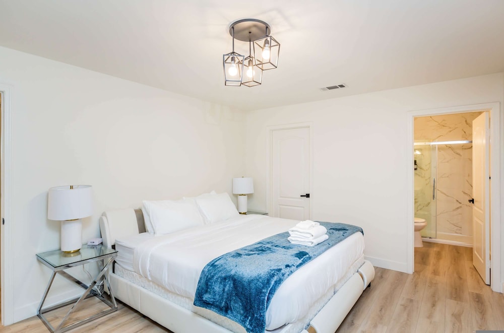 Elegant Pasadena Retreat Prime Comfort Awaits