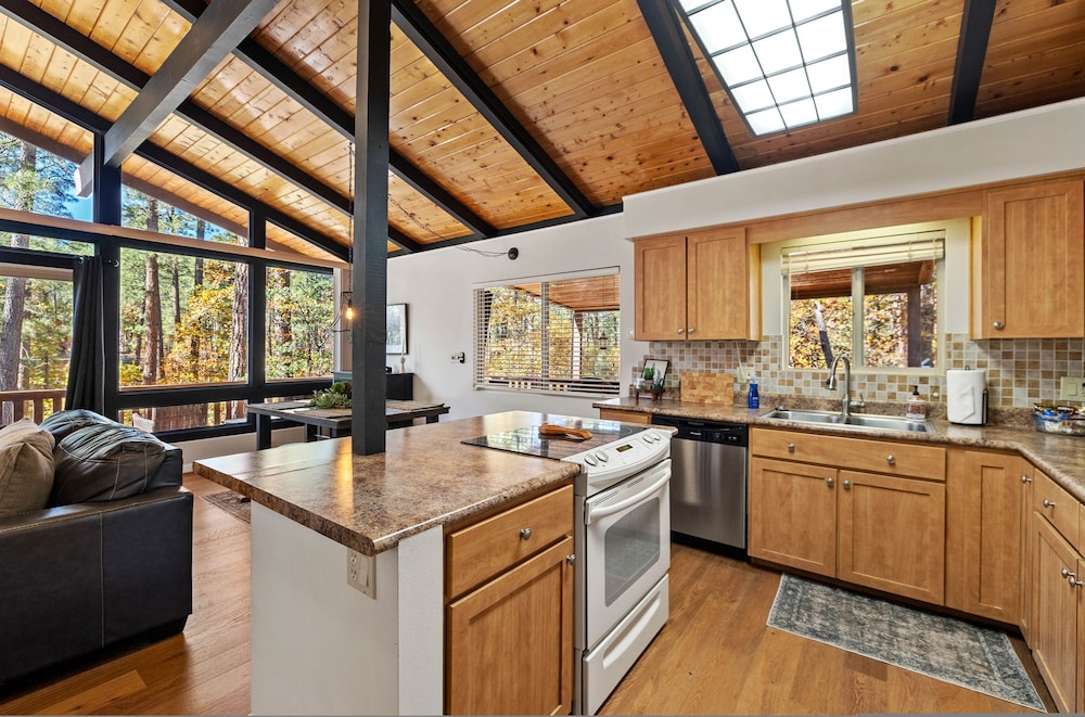 Ponderosa Hideaway 4-br Cabin Mtn View Trails Brbq
