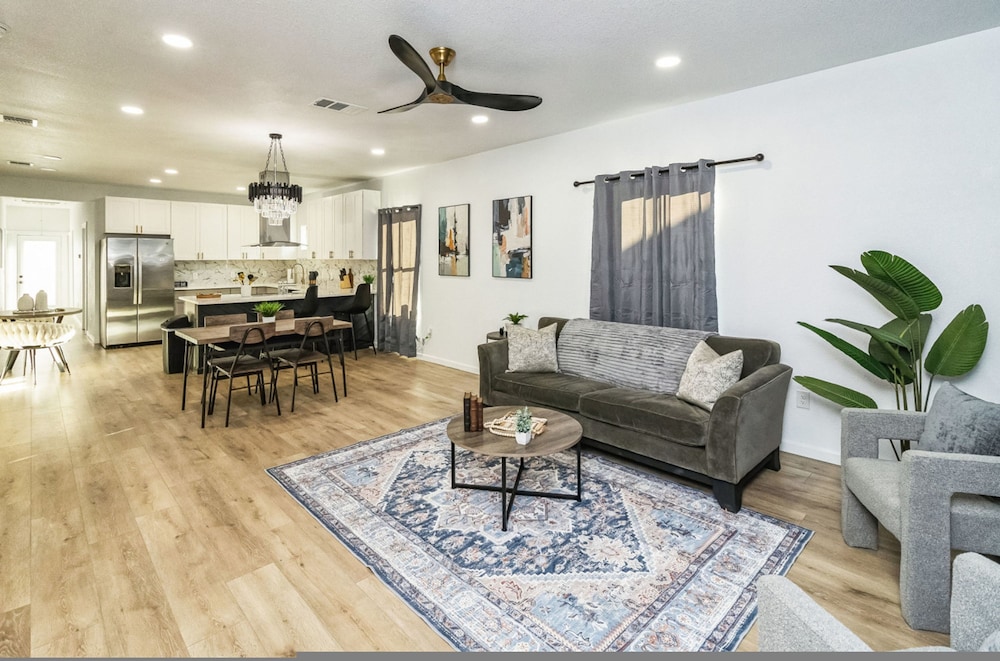 Stylish 4BR Home Mins to Downtown River Walk