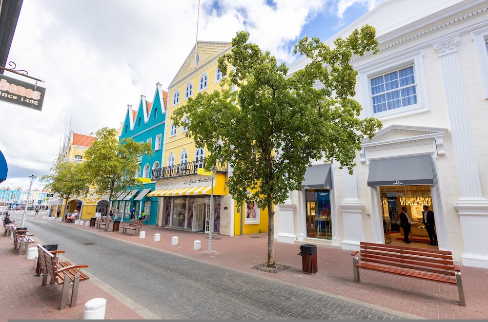 Chic Broadway Apartment in Central Willemstad