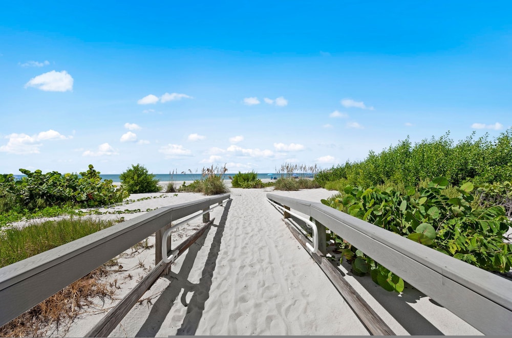 Loggerhead Cay 332 Bikes Steps to the Beach