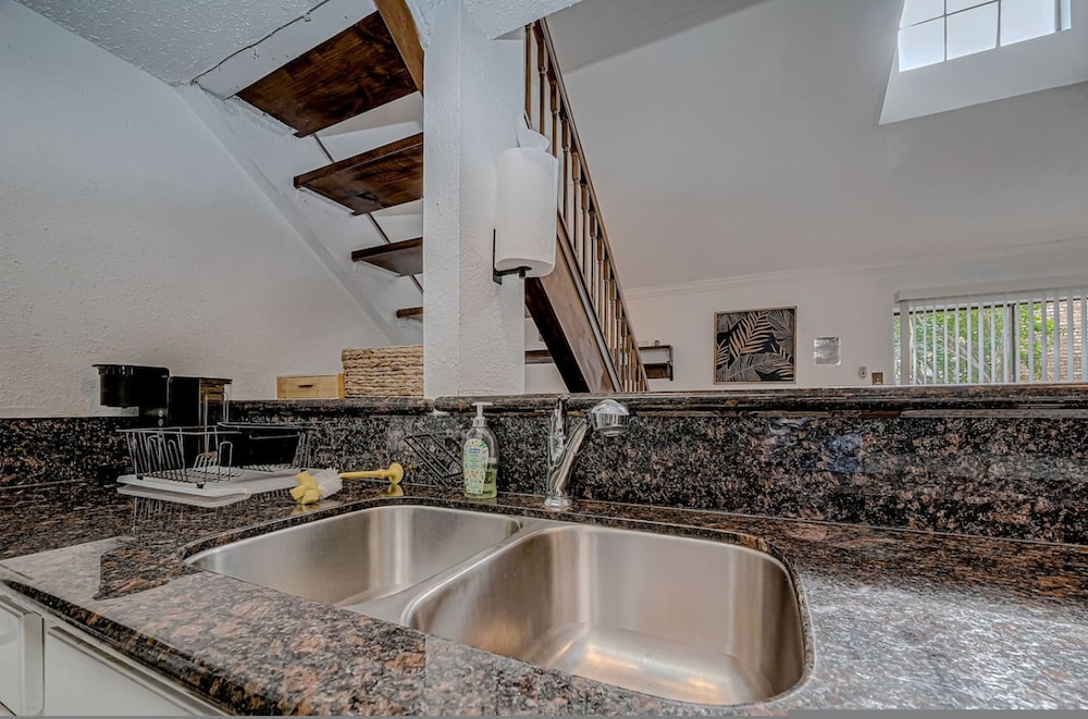 Upscale 1BR Condo in Med Center