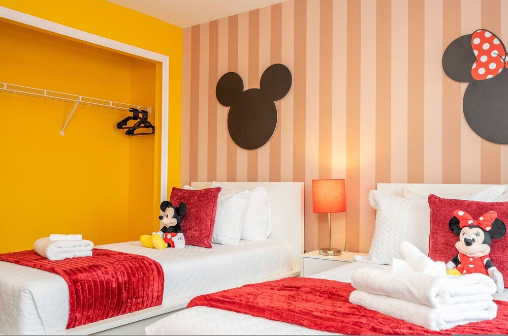 Beautiful 4 BR Close to Disney