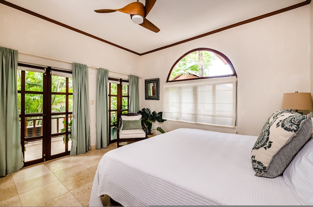 Luxury Beachfront 5 Bedroom Villa on Famous Beach