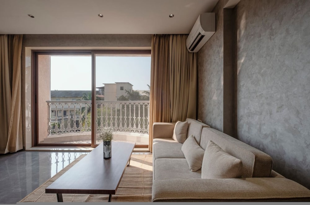 Modern 1BR With Pool 5min Drive to Candolim Beach