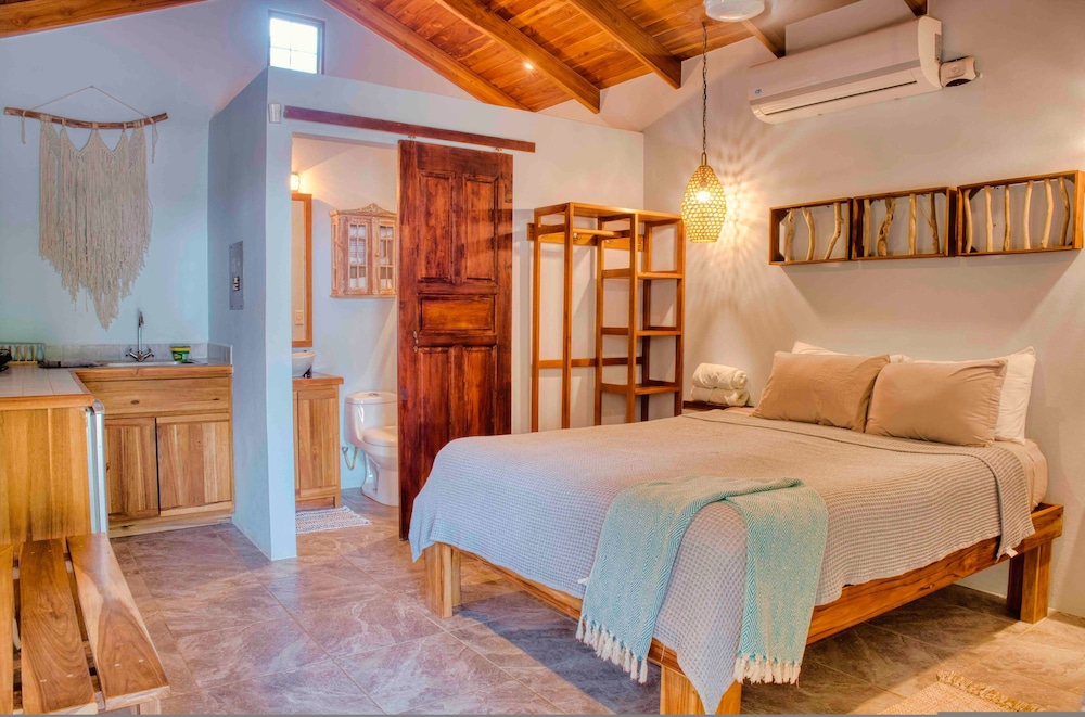Casa Bonita - 5BR With Pool Walk to Beach