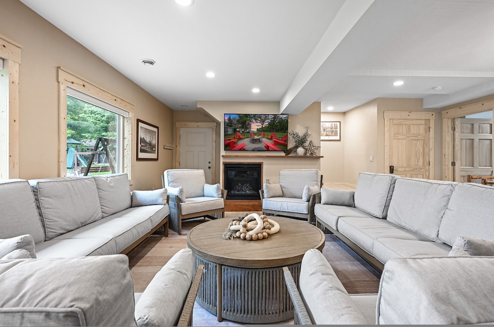 5 BR Family Hangout I Lake Views I Firepit