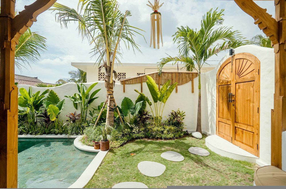 Villa Canggutopia 1 by Alfred in Bali - Tropical Hideaway 1BR Pool Villa Prime Location Canggu Beach