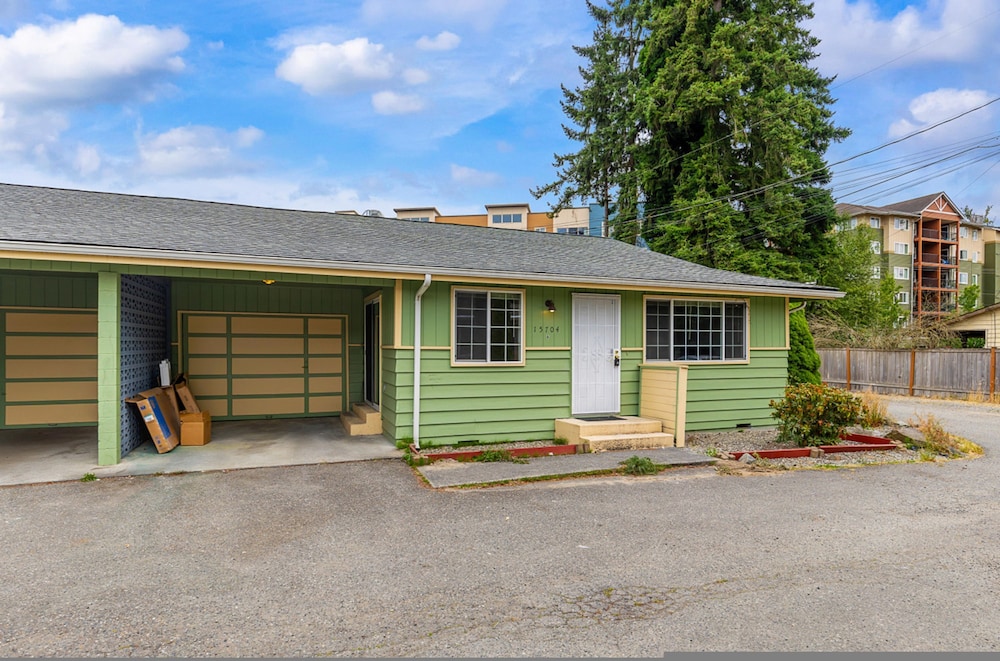 Relaxing Lynnwood Getaway w Parking