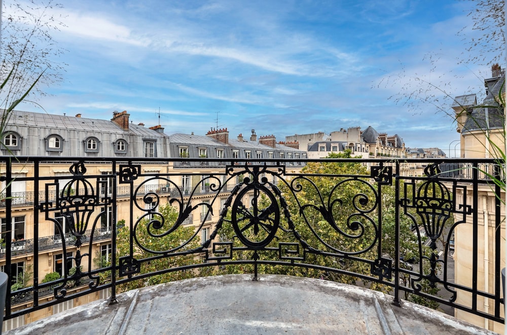Prestigious Apartment Near the Trocadero
