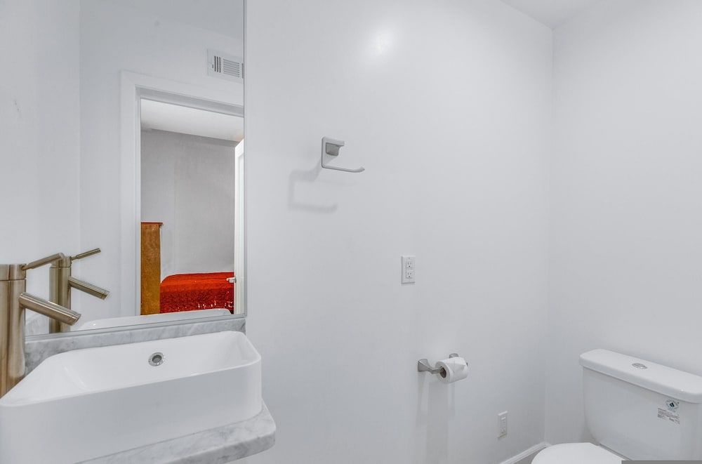Stylish 2br/2ba At HWH by Oneluxstay