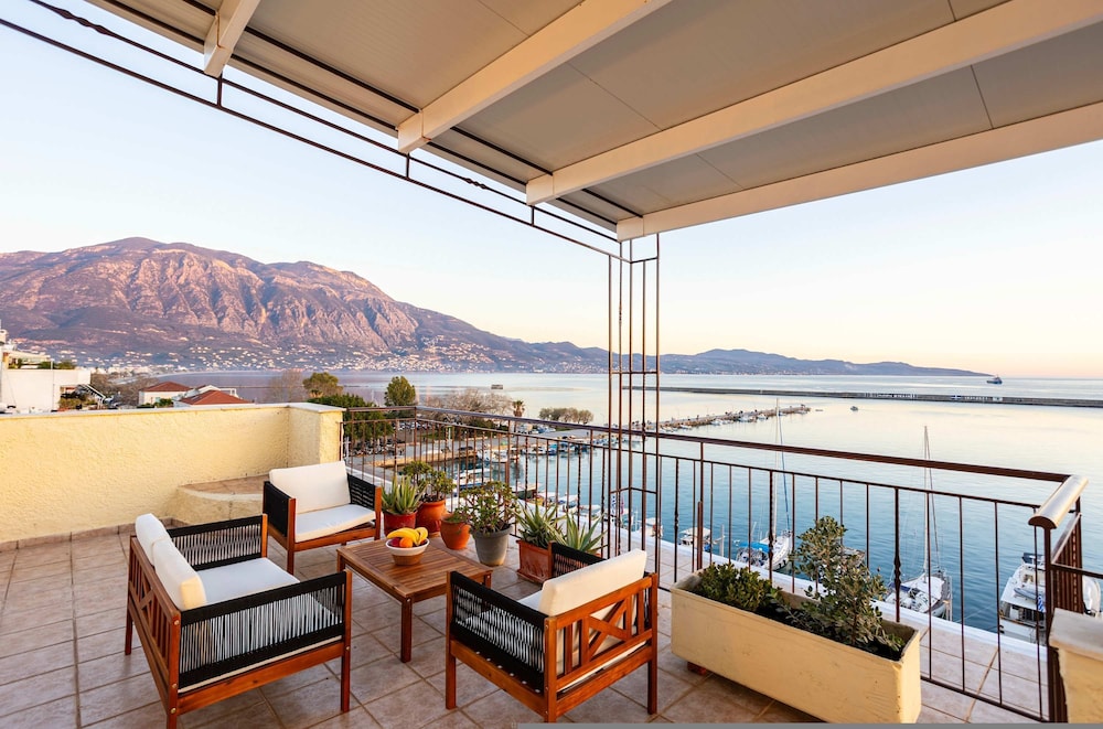Beachfront Sunny Penthouse - Kalamata Seablisss