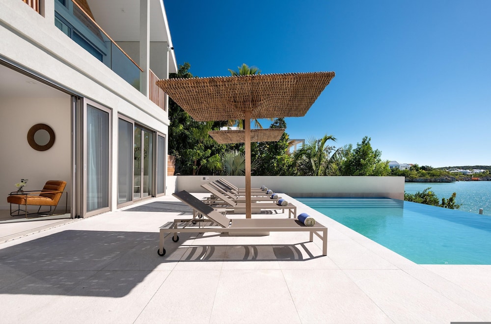 La Mer Villa South Oceanfront Luxury on Sapodilla Bay