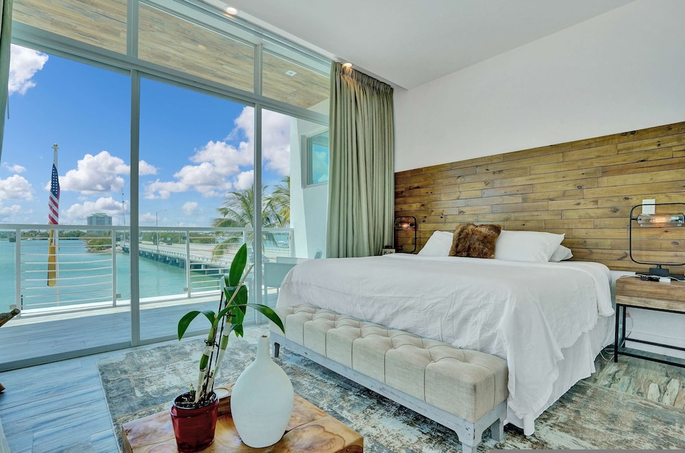 Miami Stunning Waterfront Villa Escape