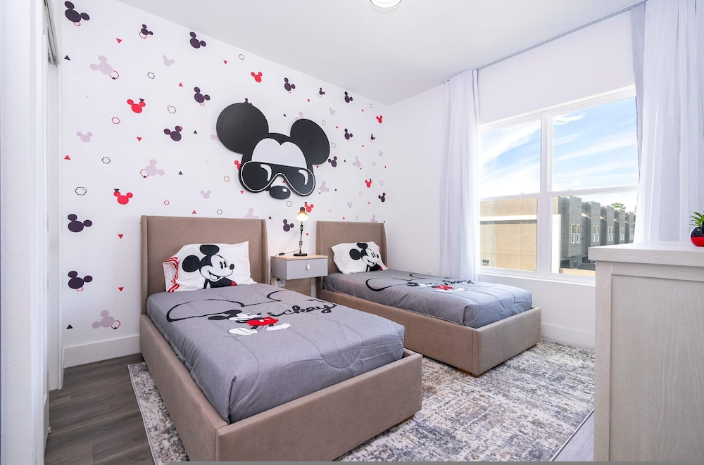 Spacious Getaway With Modern Themed Rooms