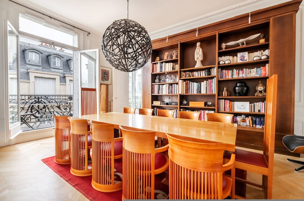 Prestigious Apartment Near the Trocadero