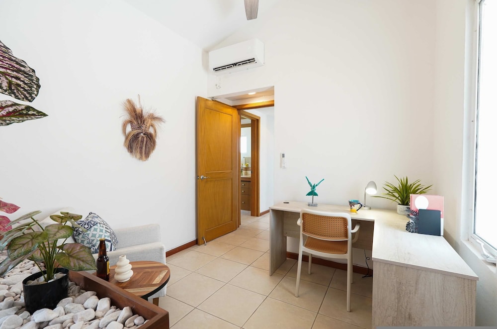 Sleeps 10 Views Beach 1 Block