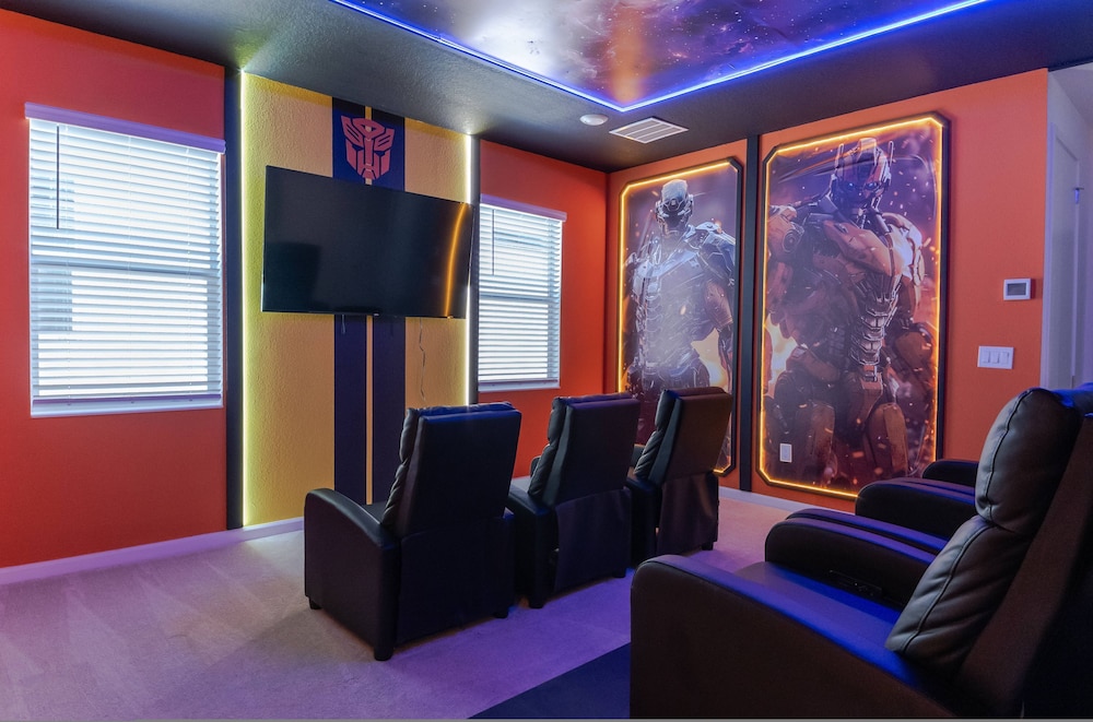 Sophisticated 9 Bedroom Close to Disney