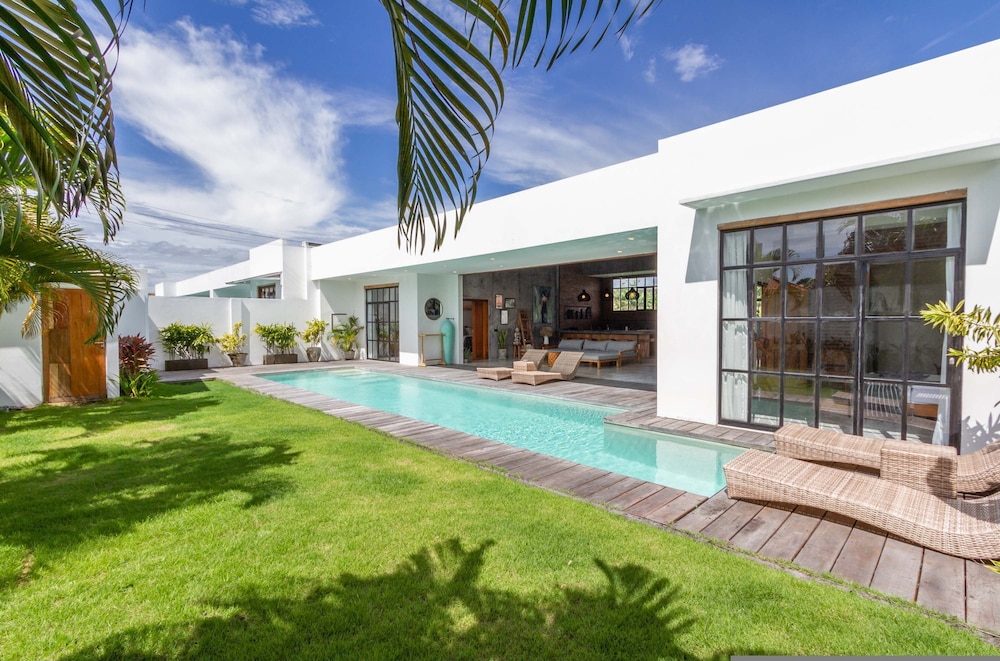 Villa Maje by Alfred in Bali - Tropical 3BD Villa w Pool Near Batu Belig Beach