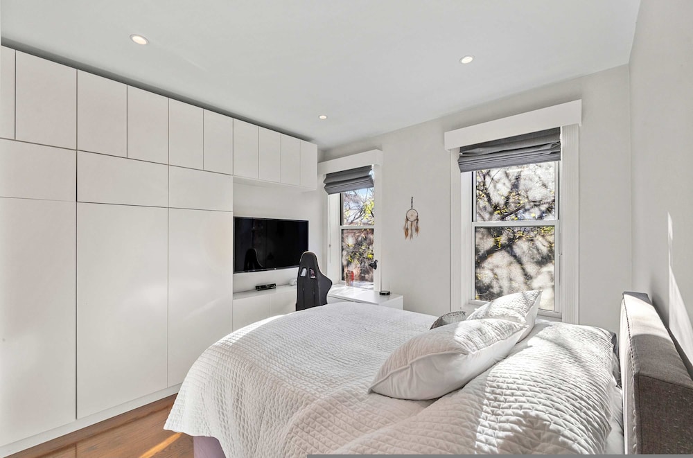 Gramercy Manor Triplex w Private Deck Garden