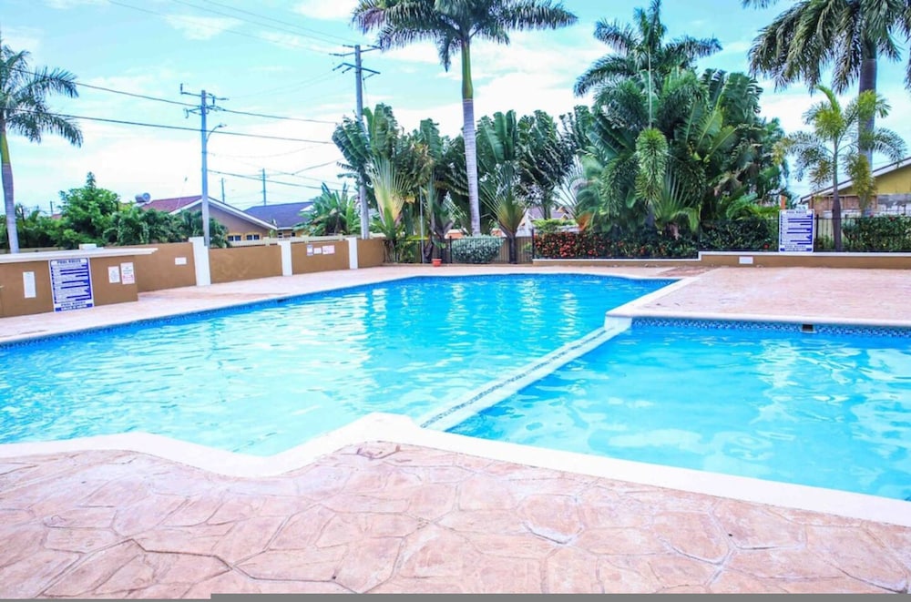 Drax Hall Pool Gym Gated Tennis Kidsplygrnd 304