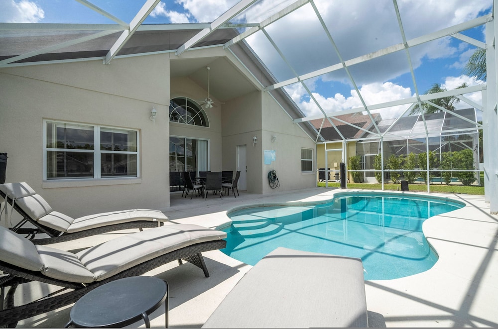 Amazing 6 Bedrooms With Pool