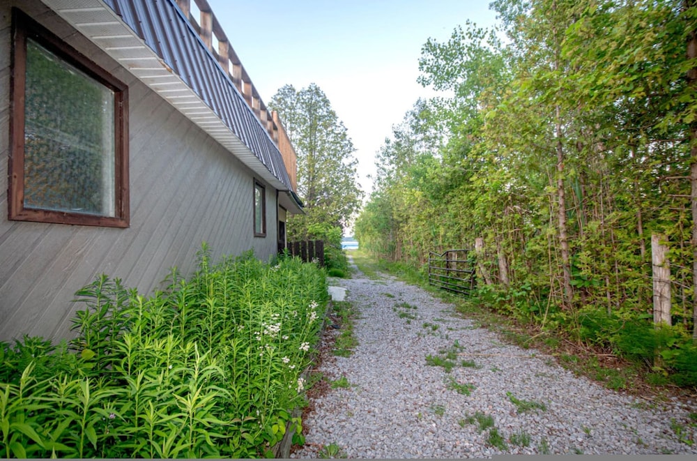 Lakeside 4BR Cottage in Bailieboro w BBQ Grill