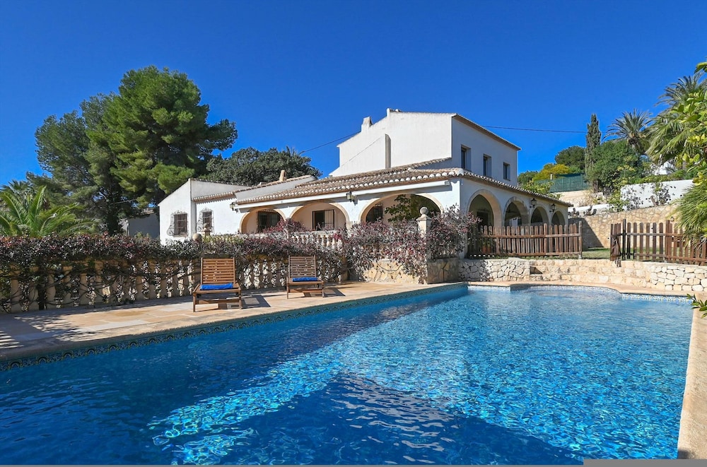 Hibiscus in J vea With 6 Bedrooms and 4 Bathrooms view 2