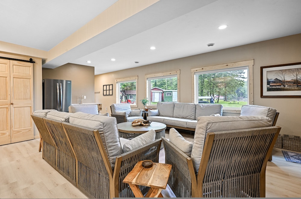 5 BR Family Hangout I Lake Views I Firepit