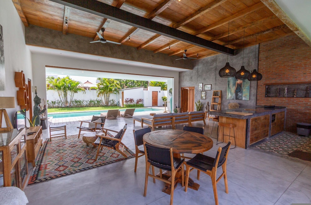 Villa Maje by Alfred in Bali - Tropical 3BD Villa w Pool Near Batu Belig Beach