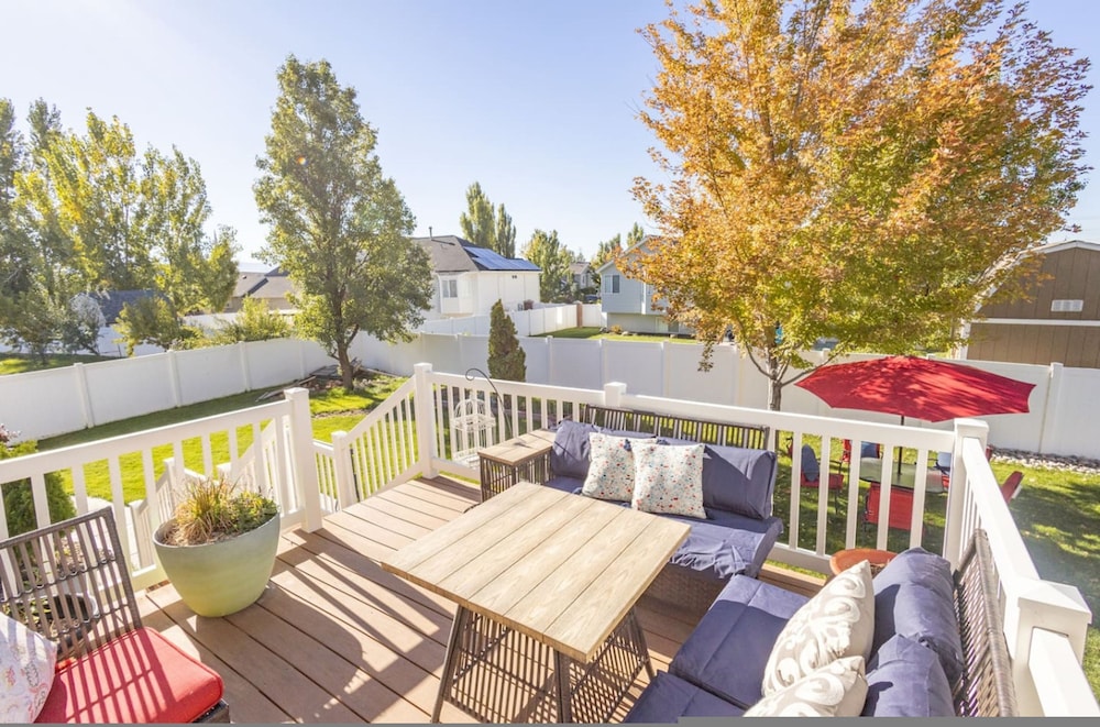 Farmington Gem 6BR Private Fenced Yard Sleeps 15